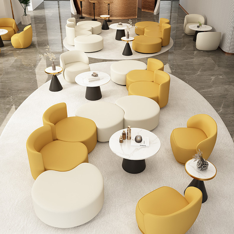 Divano e tavolo per area loung - Coffee Tea Lounge recensione e prezzo