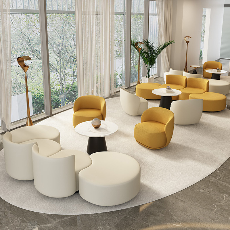 Divano e tavolo per area loung - Coffee Tea Lounge recensione e prezzo